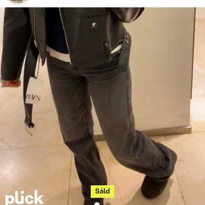 Gråa zara jeans, köpte här på Plick. Bilderna är lånade💕