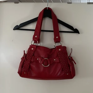 Röd axelväska  - Köpte väskan secondhand men den är i bra skick och inte trasig någonstans. Den är väldigt rymlig och har två fack plus ett litet innerfack med dragkedja. Budgivning på väskan, vinnaren betalar även frakten 66kr 💖