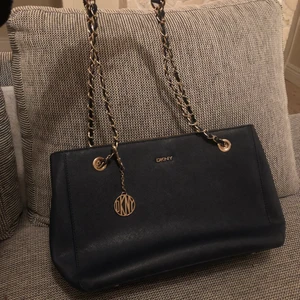 Dkny väska - Säljer denna äkta dkny väskan. Som ny!!