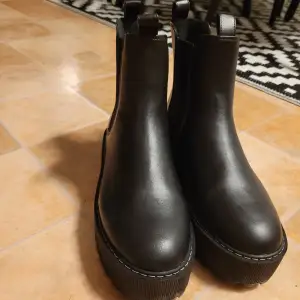 Supersnygga helt nya svarta chelsea boots med platå och vit söm från H&M, storlek 39 men får inse att de är för små för mig så passar nog bättre till 38-38,5.  Från djur och rökfritt hem Kan skickas mot fraktkostnad