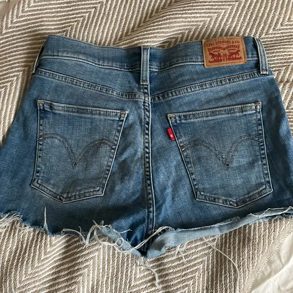 Säljer dessa Levis shorts i storlek W28 men passar nog en small för en lite oversized fit💕💕. Shorts.