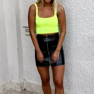 Neon croptop - Säljer min neongröna croptop i storlek S. Köptes för 300, säljer för 100kr.