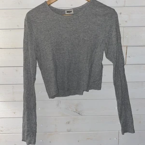 Grå cropad tröja - Grå croptop från Weekday