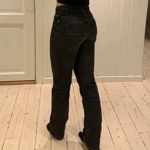 filippa k low rise jeans  - Super snygga svarta filippa k jeans 🔥 som jag säljer eftersom dem är för små för mig😓 Dem sitter lågt i midjan på mig och är 168 cm brukar ha ca 36 eu storlek vanligtvis. Kostade ca 1 200 kr när jag köpte dem i butik och nästan aldrig använda✨