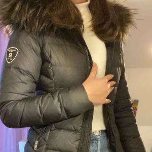 Svart äkta rockandblue jacka - Äkta rockandblue jacka i kort dammodell. Använd under 1 vinter och är i storlek 32. Köptes för cirka 2499kr! Fraktar till köparen gratis!❤️ PRIS KAN SÅKLART DISKUTERAS
