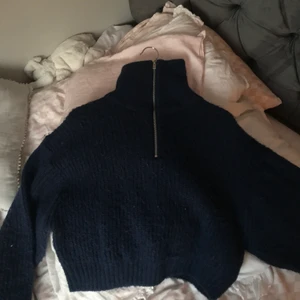 Stickad zip up - INTRESSEKOLL! säljer denna utsålda stickade zip up från Gina i väldigt bra skick! Har vanligtvis S och köpte denna i L och den sitter helt perfekt oversized! Frakt 57kr, skriv för fler fler bilder! Buda i kommentarerna 