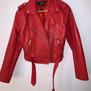 Röd skinnjacka  - Jättefin röd skinnjacka från Pull&Bear i nyskick, använd typ 3-4 gånger pga att den är för liten för mig. Storlek L men väldigt liten i storlek så skulle säga att den passar S/M 💗 Kan fraktas men köparen står för frakten, kollar upp priset då. 