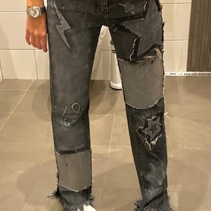 Gråa jeans  - Ja e xs å 160 midje mått fick ja till ca 70 cm! Jeans jag gjort själv ;) de är xs och märke är de från uniclo. Skriv om du är intresserad så ja vet mer jeans kommer snart 🔜 🔜 FRAKTEN BETALAR JAG FÖR 🚚 📦  sista bilden är tagen med blixt, de kan alltså lysa i mörkret med ljus på . Som reflexer ;) FÖLJ MEJ OM DU INTE VILL MISSA MER BYXOR SOM SNART LÄGGS UT 🤫🤫🤫🤫