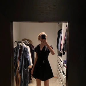 Zara klänning  - Säljer denna slutsålda svarta superfina zara klänningen! Hör av dig vid frågor eller flera bilder💞