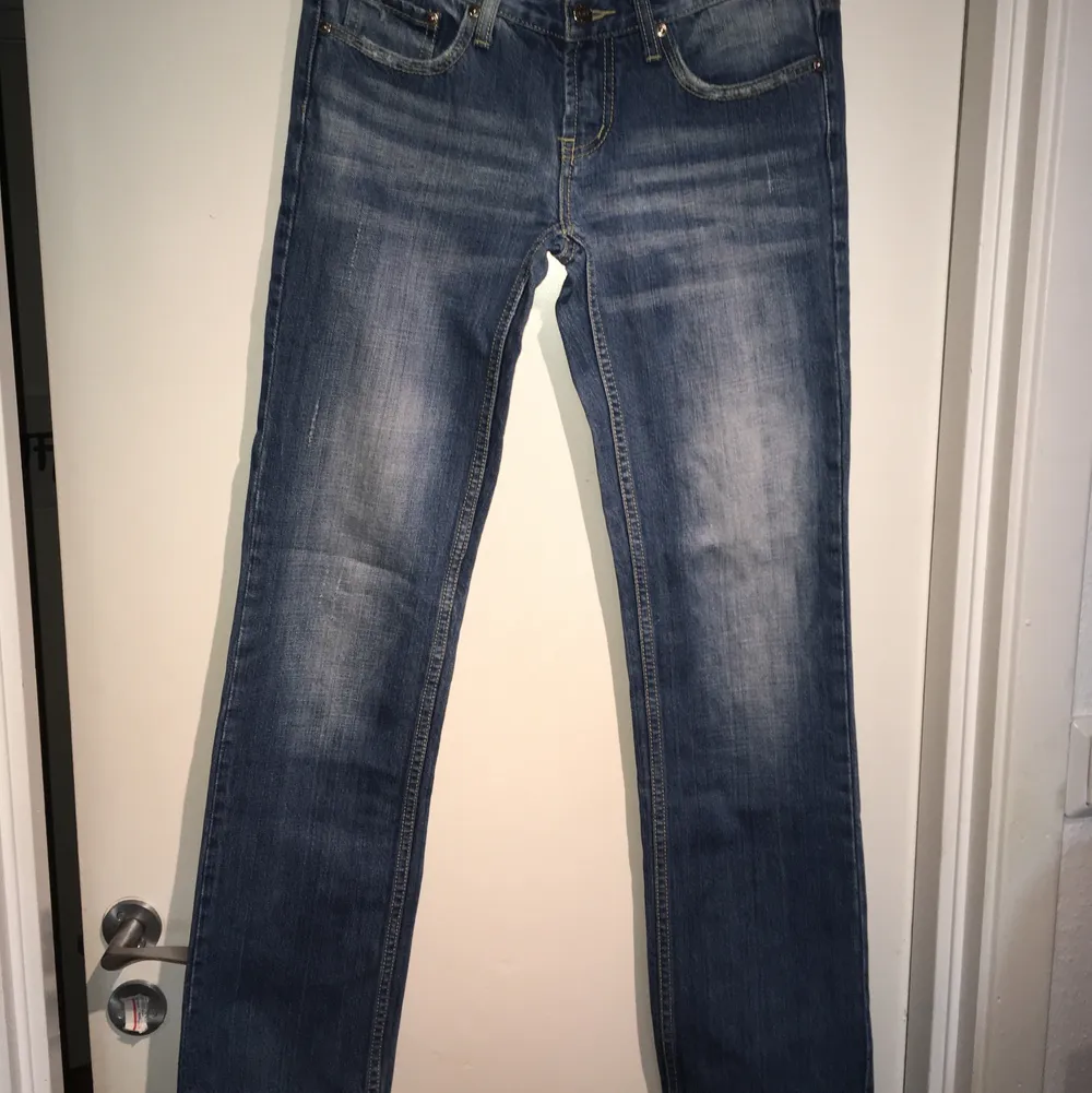 Lågmidgade, lite grann vida jeans från 7 For All Mankind, köpta begagnade. Fortfarande i bra skick. Innerbenslängden är ca 80 cm, midjan 78 cm och benbredden 36 cm. . Jeans & Byxor.
