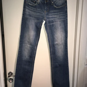 Lågmidjade jeans - Lågmidgade, lite grann vida jeans från 7 For All Mankind, köpta begagnade. Fortfarande i bra skick. Innerbenslängden är ca 80 cm, midjan 78 cm och benbredden 36 cm. 