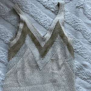 Stickat linne - Fint stickat linne Storlek S men passar också mig som är M-L upptill. Från Ginatricot. Aldrig använd