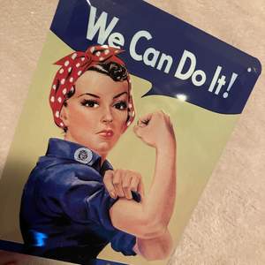 Klassisk ”We can do it”-illustration på plåt som antingen kan spikas upp på väggen eller bara enkelt lutas mot valfri hård yta 💪🏼 Kul detalj i hemmet! ✨