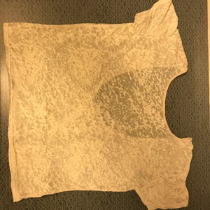 Vit topp - Vit topp i see-through material. Snygg att ha off-shoulder