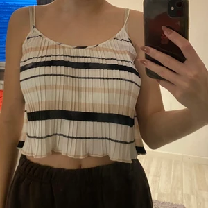 Linne/topp - Randig topp gjord i jätteskönt material som är vågat. Använt nångång men inte längre. Storlek XS/S. Säljer för 80kr + frakt 📦.