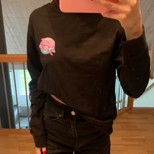 Tröja - Skitfin tröja med tryck på framsida och armsidan. Toppskick.