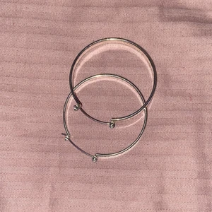 Jättesnygga örhängen!! - Super snygga örhängen som tyvärr inte kommit till användning🥰🥺 och som är i bra skick<3333 (frakt tillkommer)🥰