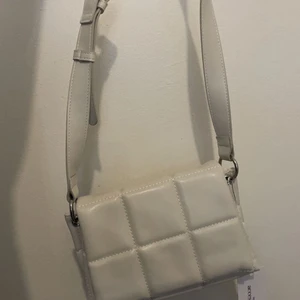 Mini bag - Säljer denna super fina väskan i helt nytt skick. Säljes eftersom den inte kommer till användning. Super praktisk och fin. Pris kan diskuteras.🥰 Frakt betalas av köparen.