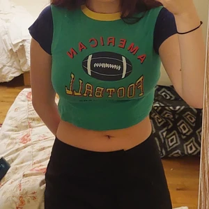 Färgglad Baby tee  - Säljer denna snygga baby tee för att den inte riktigt är min stil längre. Är i super bra skick💫 Kan mötas upp i Göteborg, annars tillkommer frakt💕💕 