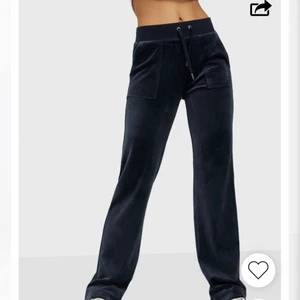 Juicy Couture - Säljer mina juciy byxor i färgen Night Sky efter som att dom inte passade mig så bra och jag vill ha en annan färg. Finns inget fel på dom använd 1 gång när jag testade dom annars sköna och fina/ kom privat för bättre bilder