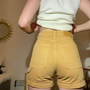 Shorts i gulbrun färg, sparsamt använda med lite större fickor!