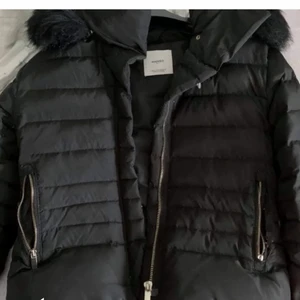 Vinterjacka storlek M - En snygg vinterjacka köpt från Mango för något tag sen. Fin päls och jackan formar sig efter kroppen. Använd fåtal gånger, längden är till under midjan. Lite tajtare modell men funkar bra
