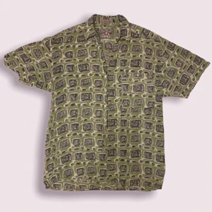 grön t-shirt skjorta - så extremt skönt material den är så flowy och najs. as ballt mönster och ba allmänt fantastisk