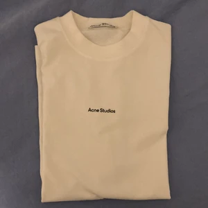 ACNE STUDIOS VIT T-SHIRT - STORLEK: S, passar S/M                                                      Tröjan sitter oversized med väldigt breda ärmar              Säljer min Acne Studios T-shirt då jag aldrig använder  den. Tröjan är endast använd ett par gånger och är därför i princip i nyskick. Nypris på tröjan är 1900 och med tanke på det väldigt goda skicket på tröjan tycker jag att 1600 är ett rimligt pris.                                         OBS, Köparen står för frakten