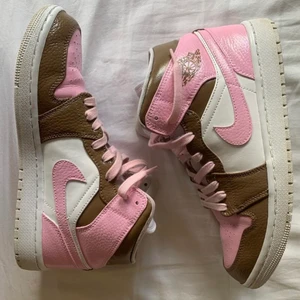 Custom Jordans  - Säljer mina snygga custom jordans, dom har några creses men annars är dom i bra skick. Använda fåtal gånger och kommer ej till användning för mig längre. Original pris: 1500kr .Fri frakt!😝