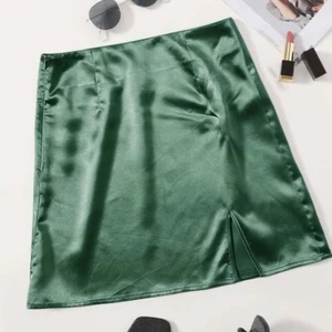 Satinkjol  - Satinkjol från SHEIN, oanvänd då den var för stor för mig. Köparen står för frakten.