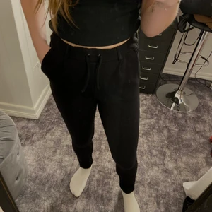 Mjukis kostymbyxa - Svart mjukis kostymbyxa i ett mjukt matrial och i bra skick samt knyte där fram. Jag är 165 cm lång för referens och dessa är perfekt längd! Kontakta mig vid intresse/frågor. Köparen står för frakten (66kr) & tar endast swish✨