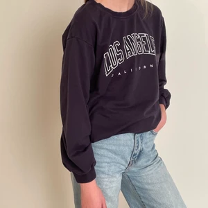 Collage tröja  - En tröja i bra skick från Shein, runt material, mörkblå. Mellan lång.