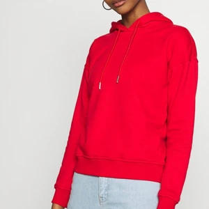 HOODIE RÖD STORLEK S - Säljer min fräscha fina hoodie från Urban Classics i storlek S i rött. Säljer den även i vitt. Denna är nästintill helt oanvänd, inga märken eller defekter utan som ny. Säljer då den inte kommer till användning men för övrigt superfin hoodie och vädligt snygg färg,🥰