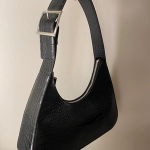 Väska  - Oanvänd väska från Monki! Säljer för 70kr + frakt. Hör av er vid frågor eller funderingar🤗