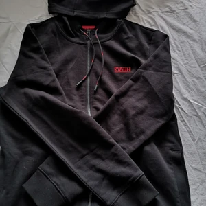 Hugo boss zip hoodie  - Hoodien är använd en gång och är köpt på emporia. Kvitto finns kvar om det behövs. Köpare står för frakt. Pris kan diskuteras 