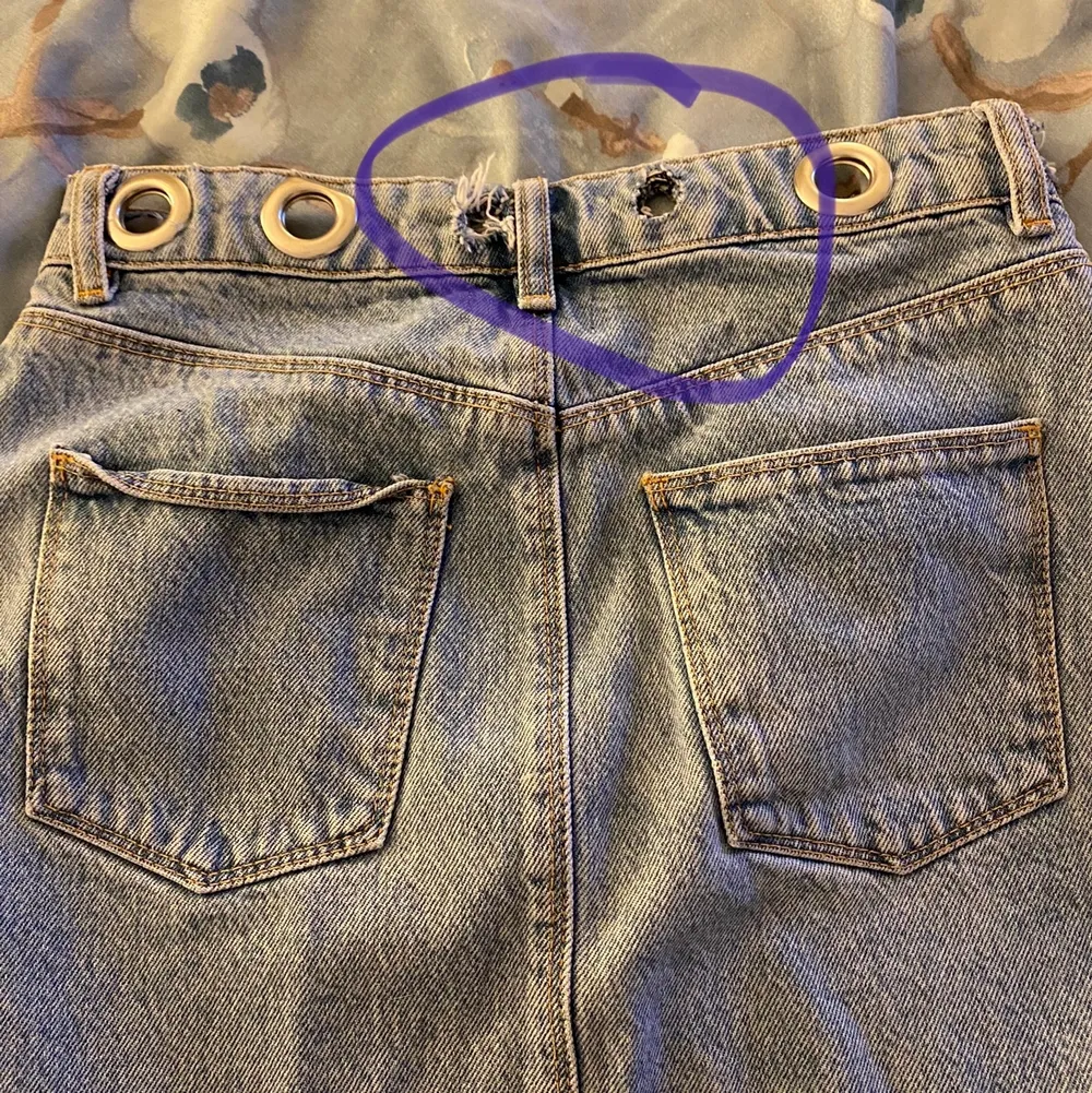 En kjol från NA-KD tyvärr så har dom 2 metallplattorna försvunnit där bak, men det syns inte så mycket❤️ tyvärr är den lite liten för mig🥲. Kjolar.