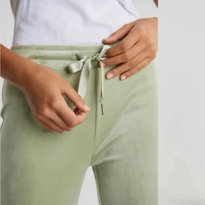 Cecilia Velour SET - Säljer mitt mysiga set från Gina trictot då jag inte trivs med färgen! Det är i jättebra skick och är superskönt❤️ nypris är 478kr men jag säljer byxorna och hoodien för 200kr + frakt🥰 skriv för fler bilder!