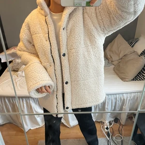 Lurvig jacka - Super skön lurvig Teddy jacka💘 hör av er vid fårgor!