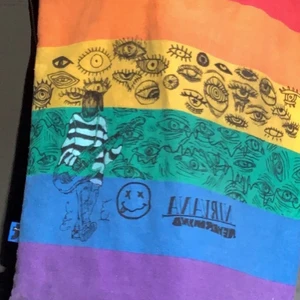 Rainbow Pride påse  - En fin Pride påse från flying tiger som jag köpte under pridemånaden 2021! Jag har ritat på den på båda sidorna, jag kan rita någonting mer (utan kostnad) om du vill. Skriv för mer info/bilder. Säljer pga att den inte kommer till användning:(