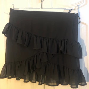 Volangkjol  - Säljer en trendig volangkjol från bikbok! 💕💕