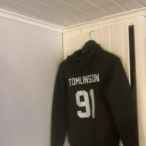 Louis Tomlinson hoodie i toppskick, använd 2 gånger. Den är i jätteskönt material och en snygg design av hans egna merch! Köpt för 700kr säljer för 100+ frakt