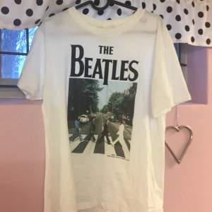 Säljer min tröja som är ifrån HM med the Beatles på. 20kr+frakt, den är s, om du vill ha mer bilder är det bara att skriva💕