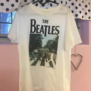 The Beatles  - Säljer min tröja som är ifrån HM med the Beatles på. 20kr+frakt, den är s, om du vill ha mer bilder är det bara att skriva💕