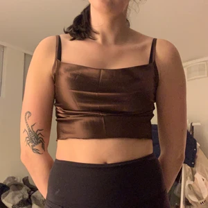 ”Siden” topp i brozing färg - Denna topp är snäppet för liten för mig då jag har en väldigt bred bröstkorg. Den är alltså i princip oanvänd då jag enbart provat den samt fotat den. För referens så är jag  175cm och har vanligtvis S. Min bh storlek är 75B . Frakten är jag inte helt 100 på men den blir max 66 kr. Det kan även möjligtvis bli 45, 51 eller 57.