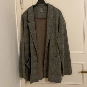 Kavaj - Säljer denna lite vintage kavajen ifrån Lindex, aldrig använd! Lite lösare i tyget en än vanlig kavaj! En brun knapp som man kan stänga med, två stora fickor och oversized😊