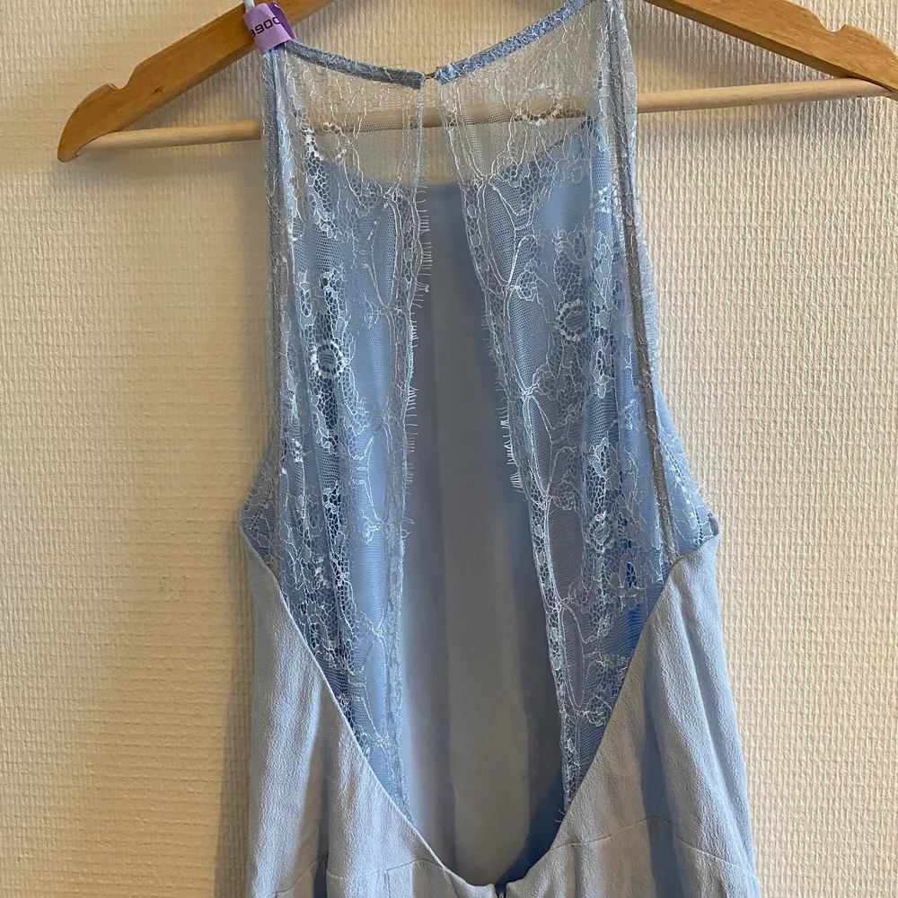 Ljusblå, knappt använt balklänning från Samsoe Samsoe i stl 36/S. Säljes pga flytt. Kan skickas om köparen står för frakt men möts gärna upp i Uppsala!. Klänningar.