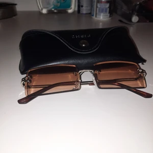 Solglasögon - Ett par solglasögon från shein. Använda en gång. Bra skick. 