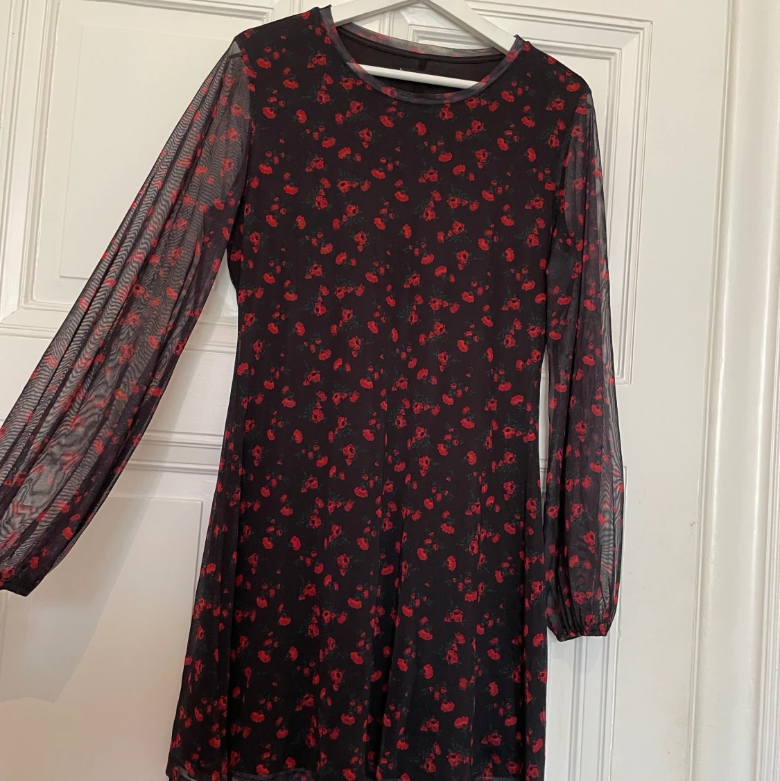 Supersnygg svartblommig klänning