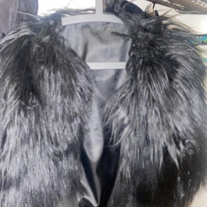 Inget speciellt märke  - en mer festlig jacka man kan ha när man ska ut. tycker den är fin men trivs inte i den längre. har använt den någon gång bara.