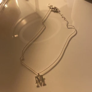 Thomas sabo halsband  - Nu säljer jag mitt halsband från Thomas sabo med bokstaven ”M” då det inte kommer till andvändning! Köpt på Thomas sabos hemsida. Priset går att diskutera 